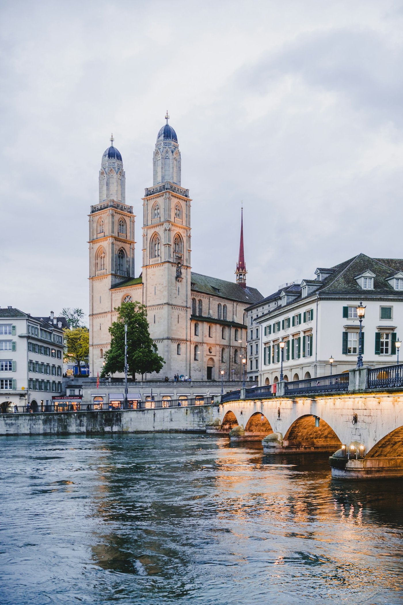 Altstadt von Zürich mit dem Grossmünster